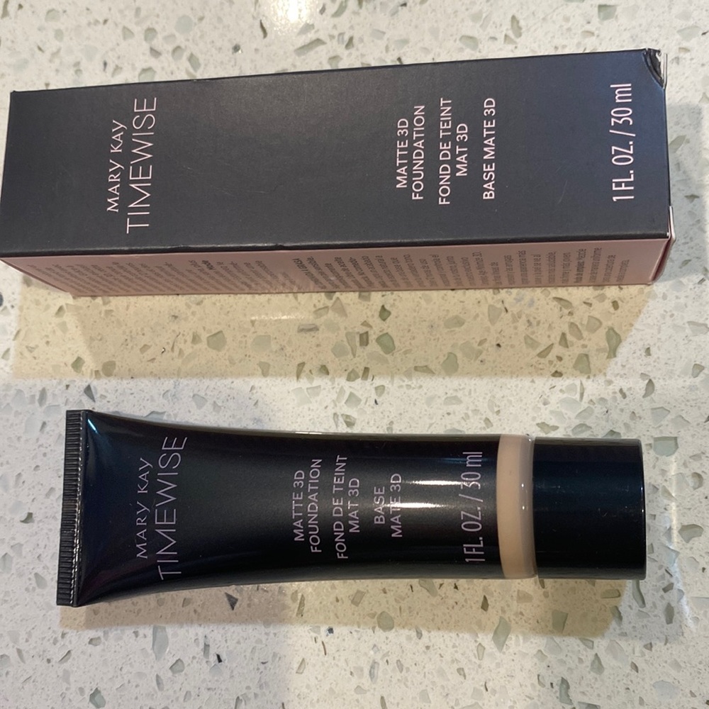 New,Ivory cool 110 Matte 3D foundation for combination to oily skin.  Med. cover